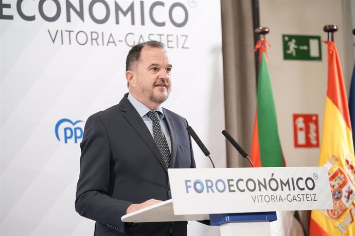 Archivo - El presidente del PP de Euskadi, Carlos Iturgaiz; interviene en un acto con empresarios organizado por el Partido Popular del País Vasco, en el Hotel Ciudad de Vitoria, a 8 de abril de 2022, en Vitoria, Álava, Euskadi (España).