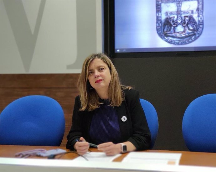 La portavoz de Somos en el Ayuntamiento de Oviedo, Ana Taboada, en rueda de prensa.