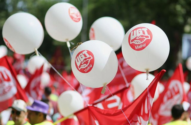 Globos blancos de UGT durante una manifestación por un Pacto de Estado por la Industria, en la Plaza del Emperador Carlos V, a 21 de junio de 2022, en Madrid (España). 