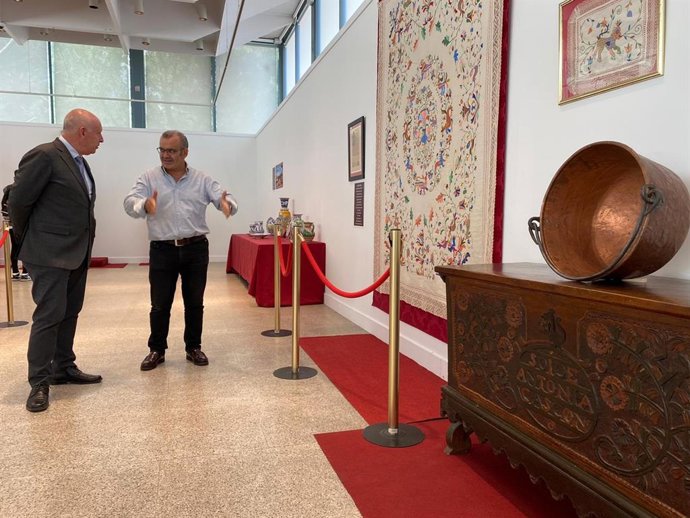 El Concejal De Promoción Económica Del Ayuntamiento De La Ciudad, Juan José Sánchez (I), Y El Promotor Cultural Manuel Sánchez Hoyos (D) En La Muestra Del Palacio De Congresos .