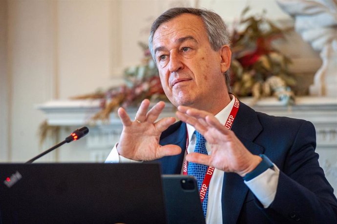 César González-Bueno, Consejero Delegado del Banco Sabadell, durante su intervención en el curso de verano organizado por la APIE en la UIMP de Santander.