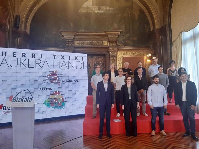 El diputado general de Bizkaia, Unai Rementeria, junto a alcaldes de Arratia y Mungialdea presentan las conclusiones del proyecto 'Herri Txiki, Aukera Handi'.