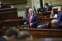 Torres dice que Canarias estará "muchísimo mejor" en 2023 y Espino le reprocha que no asuma responsabilidades