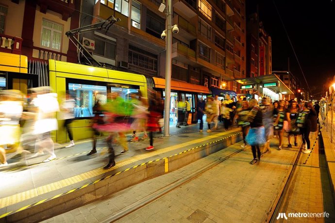 Archivo - Tranvías dobles durante la celebración del Carnaval de Santa Cruz de Tenerife