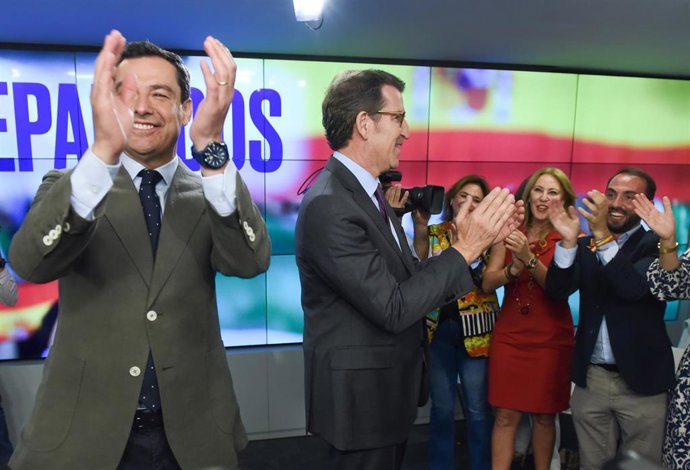 El presidente del PP andaluz y presidente electo de la Junta de Andalucía, Juanma Moreno (i) y el presidente del Partido Popular, Alberto Núñez Feijóo (d), aplauden a su llegada a una reunión de la Junta Directiva Nacional del PP, en la sede del PP, a 2