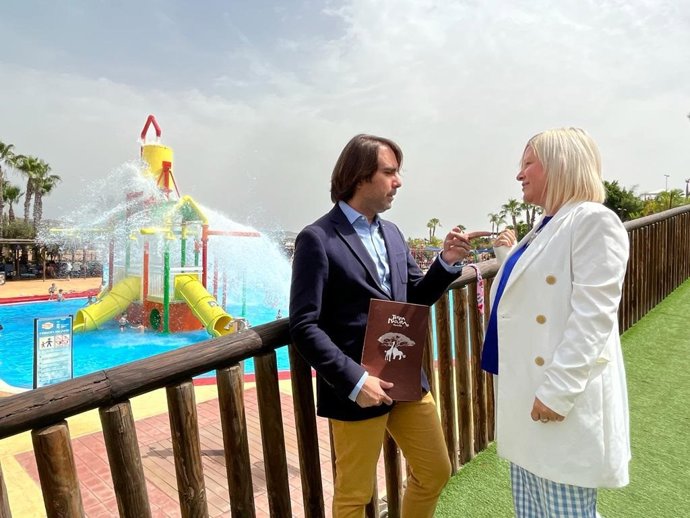 El director de Terra Natura y la edil Ainhoa Sánchez