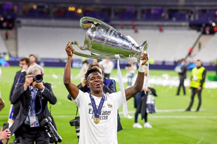 Vinícius levantando el trofeo de la Liga de Campeones