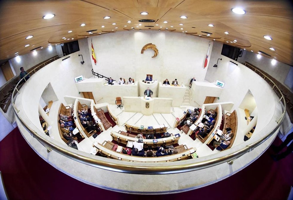 Archivo - Vista general de una sesión plenaria en el Parlamento de Cantabria 