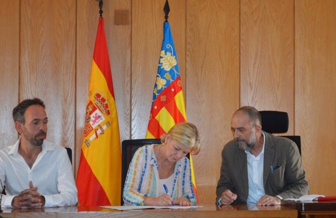 La consellera firma el acta de inicio de obras de la nueva sede judicial de la capital del Camp del Túria