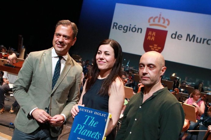 El consejero de Presidencia, Turismo, Cultura y Deportes, Marcos Ortuño, junto a  la directora de la OSRM y la OJRM, Virginia Martínez, el escenógrafo Paco Azorín.