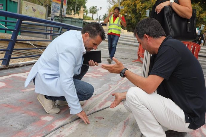 Gómez visita la obras en la pasarela Manterola