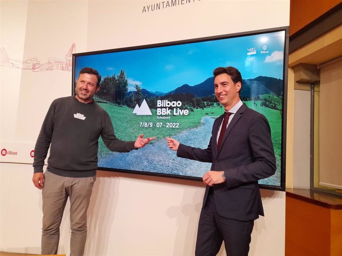 El concejal de Desarrollo Económico, Comercio y Empleo del Ayuntamiento de Bilbao, Xabier Ochandiano, y el CEO de Last Tour, Alfonso Santiago, presentan ell cartel completo y las novedades de Bilbao BBK Live 2022.