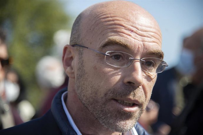 Archivo - El vicepresidente de Acción Política y eurodiputado de VOX, Jorge Buxadé, visita Las Urrutias, en el Mar Menor, a 24 de febrero de 2022, en Murcia, Región de Murcia, (España). 