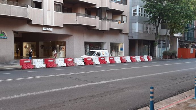 Las actuaciones de movilidad se han iniciado en Vara de Rey, junto al pasaje con la calle San Antón, sobre nuevos pasos peatonales