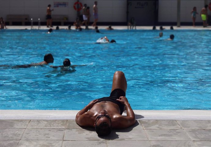 Varios bañistas se refrescan en la piscina municipal de Casa de Campo, a 17 de junio de 2022, en Madrid, (España). La ola de calor se ha recrudecido este viernes 17 de junio antes de iniciar su caída con temperaturas que bajarán hasta 10C el domingo. L