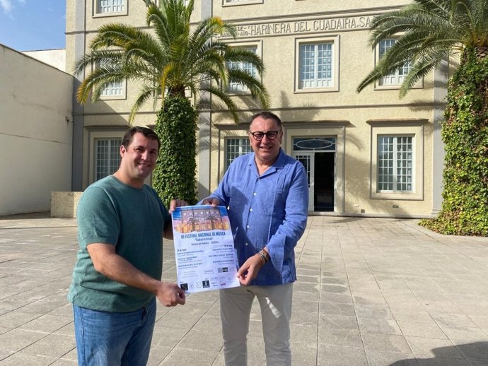 Este martes el concejal de Cultura del Ayuntamiento de Alcalá de Guadaíra , Enrique Pavón, y el director de la Banda de Alcalá, Enrique Lasheras, han presentado la cita en el patio exterior de La Harinera.