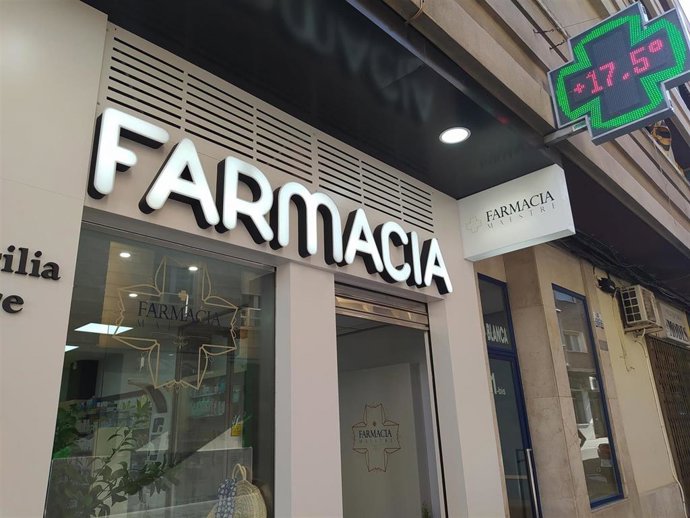 Archivo - Fachada de una farmacia andaluza.