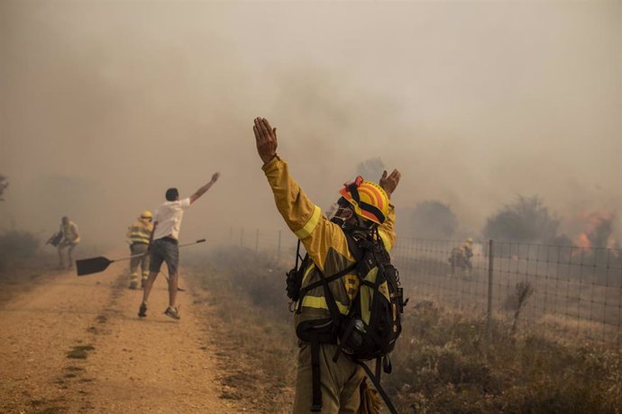 Efectivos de bomberos durante el incendio de la Sierra de la Culebra.