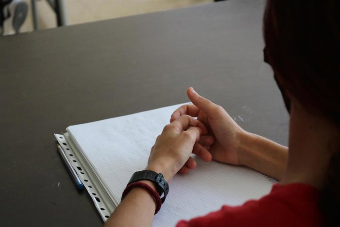 Una persona participando en uno de los proyectos de Fundación Adsis