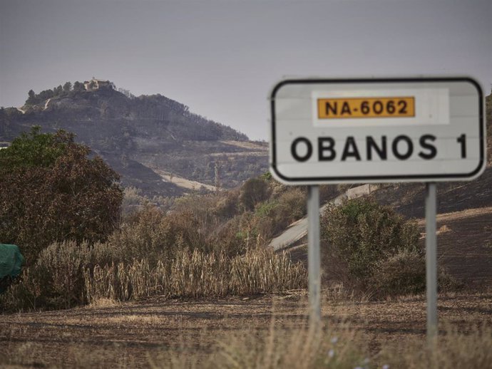 Señal del municipio navarro de Obanos, afectado por incendio forestal, a 21 de junio de 2022, en Obanos, Navarra (España).