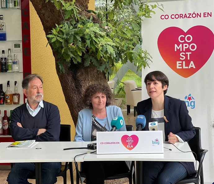 Presentación de la candidatura de Goretti Sanmartín en Santiago de Compostela, junto a Suso de Toro y la portavoz nacional del BNG, Ana Pontón