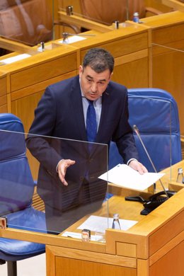 El conselleiro de Cultura, Educacin, FP e Universidades, Román Rodrguez, responde en el Pleno del Parlamento de Galicia.