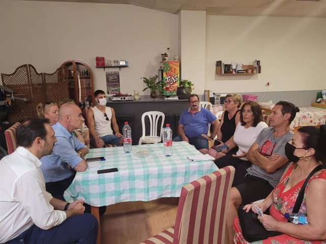 El alcalde Antonio Muñoz reunido con vecinos del barrio de Torreblanca.