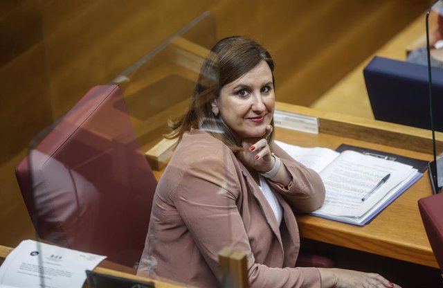 La portavoz del Partido Popular en Les Corts, Maria José Catalá, durante una sesión de control