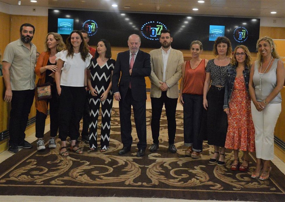 El presidente de la Diputación, Fernando Rodríguez Villalobos, en el centro, en la presentación de '107 programación cultural'.