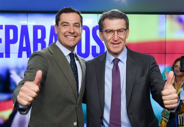 El presidente del PP andaluz y presidente electo de la Junta de Andalucía, Juanma Moreno (i) y el presidente del Partido Popular, Alberto Núñez Feijóo (d), posan en una reunión de la Junta Directiva Nacional del PP, en la sede del PP, a 21 de junio de 202