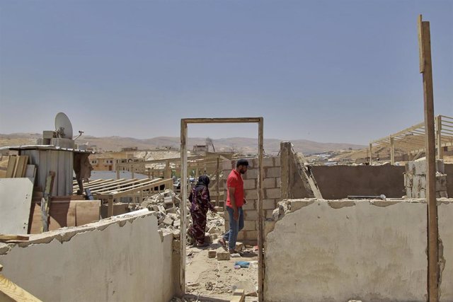 Archivo - Refugiados sirios inspeccionan sus casas demolids en el este de Líbano