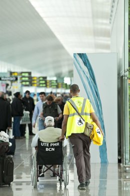 Archivo - Persona con movilidad reducida en el Aeropuerto de El Prat