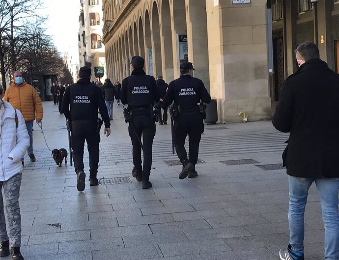 Archivo - Agentes de Policía Local por la calle