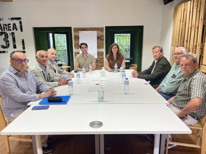 La alcaldesa de Segovia, Clara Martín; el concejal de Obras, Servicios de Infraestructuras, Miguel Merino, y asesor histórico-jurídico de la Comunidad de Regantes de San Lorenzo, Jesús Fuentetaja Sanz, junto con varios de sus miembros.