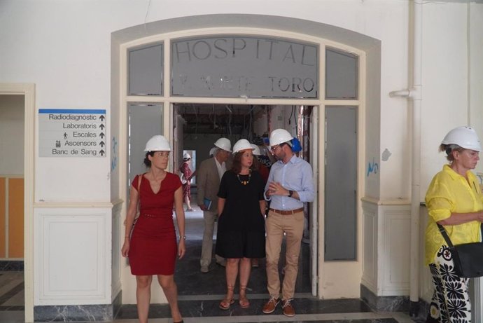 La presidenta del Govern, Francina Armengol, durante su visita a las obras del antiguo hospital Verge del Toro de Mahón.