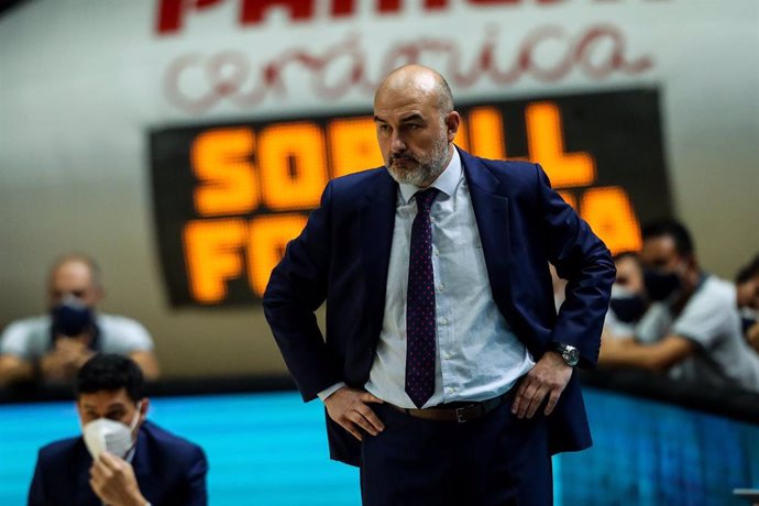 Archivo - El técnico Jaume Ponsarnau, durante su etapa en Valencia Basket.