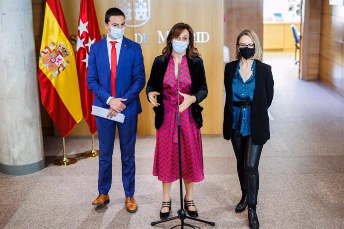 Archivo - La portavoz de Más Madrid, Mónica García (c), el portavoz del PSOE de Madrid, Juan Lobato; y la portavoz de Unidas Podemos, Carolina Alonso, ofrecen una rueda de prensa en la Asamblea de Madrid, a 17 de febrero de 2022, en Madrid (España). La 