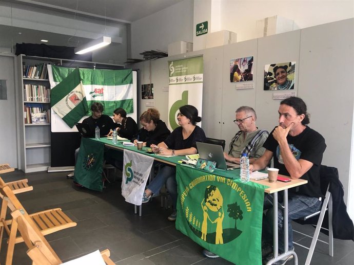 Presentación de las jornadas 'Agroecoloxía ou barbarie: como nos maltrata a agroindustria' este martes en la sede del Sindicato Labrego Galego-Comisións Labregas, en Santiago de Compostela.