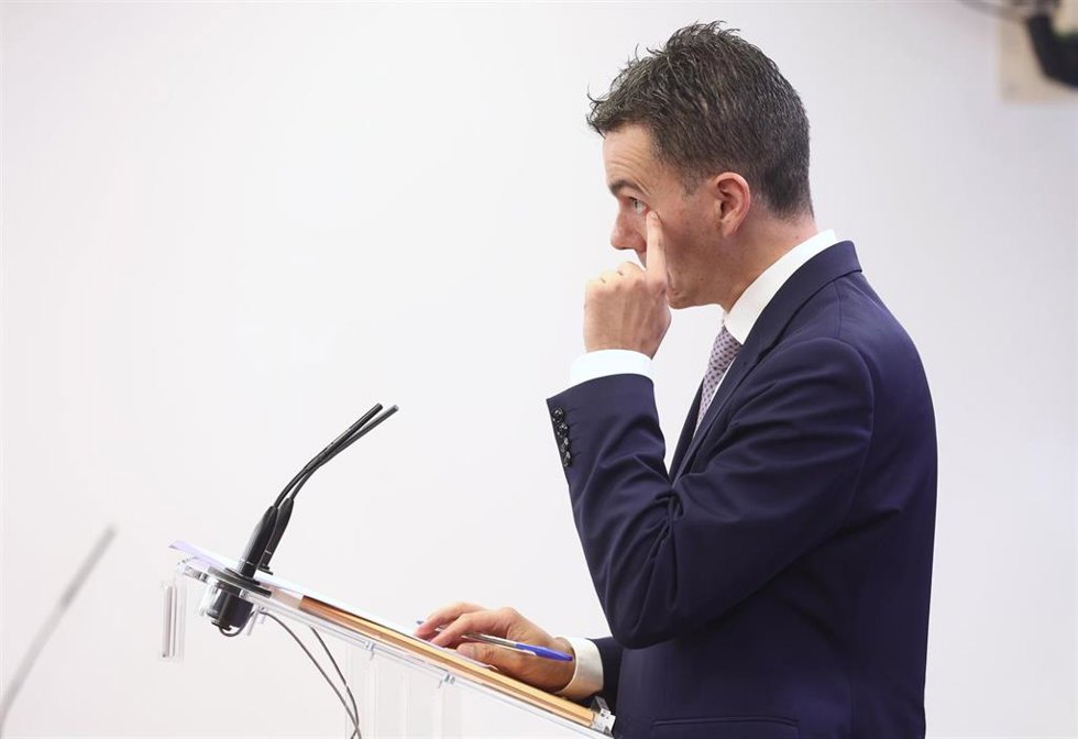 El portavoz del PSOE en el Congreso, Héctor Gómez, interviene en una rueda de prensa posterior a una Junta de Portavoces, en el Congreso de los Diputados, a 21 de junio de 2022, en Madrid (España).