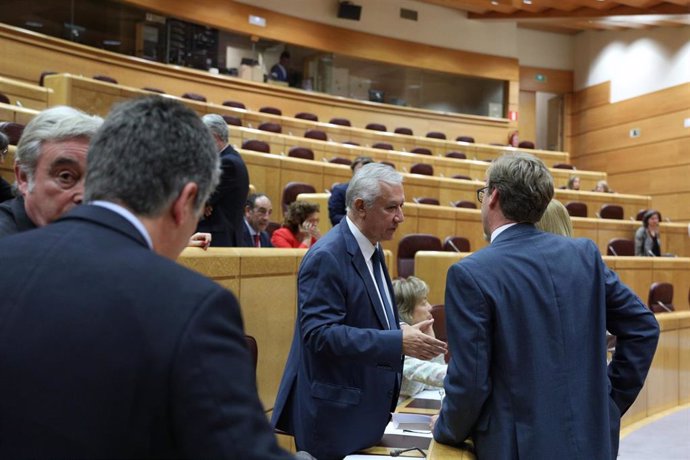 Archivo - Javier Arenas habla con compañeros del PP durante la última reunión de la XII legislatura de la Diputación Permanente del Senado.