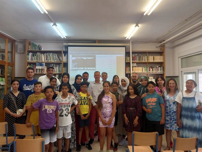 El delegado de Educación visita el CEIP El Puche.