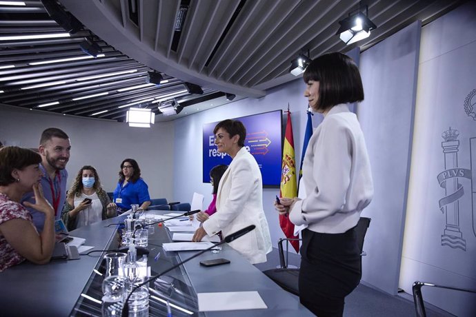 (I-D) La ministra de Sanidad, Carolina Darias; la ministra portavoz, Isabel Rodríguez; y la ministra de Ciencia e Innovación, Diana Morant, conversan con los periodistas tras una comparecencia posterior a la reunión del Consejo de Ministros.
