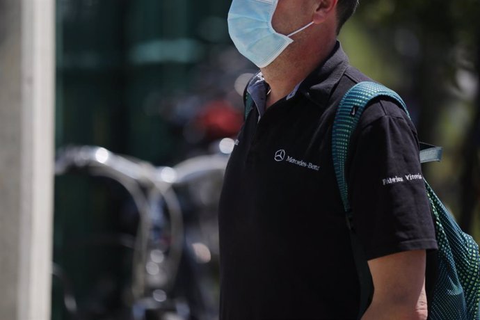 Archivo - Un trabajador con mascarilla de la planta de Mercedes-Benz de Vitoria entra a las instalaciones. En Vitoria (Álava), a 18 de mayo de 2020.