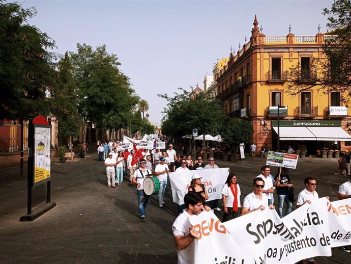 Trabajadores de Abengoa se manifiestan en Sevilla, en una imagen de archivo.