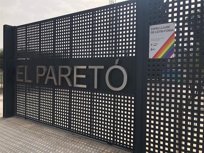 Alfara del Patriarca instala placas de espacios libres de LGTBifobia en los edificios municipales