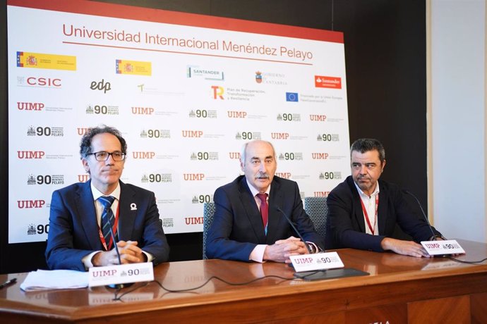 Carlos del Cañizo, director del Instituto de Energía Solar de la Universidad Politécnica de Madrid; Carlos Molpeceres, director del Centro Laser de la Universidad Politécnica de Madrid; y José Miguel López-Higuera, catedrático de la UC