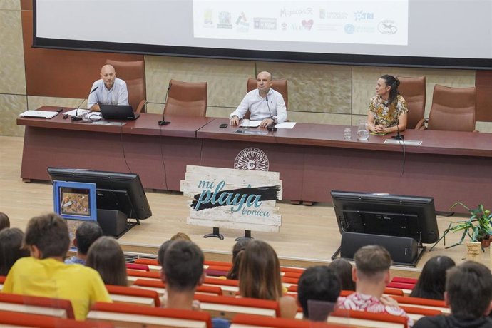 El diputado de Deportes, José Antonio García, participa en las Jornadas de Divulgación Científica Mi playa bonica