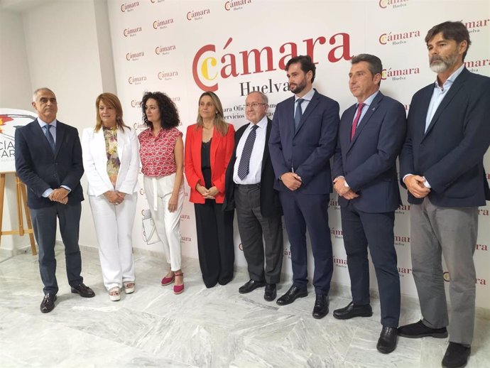 El presidente de Cámara España, José Luis Bonet, acompañado por representantes institucionales, durate su visita a Huelva.