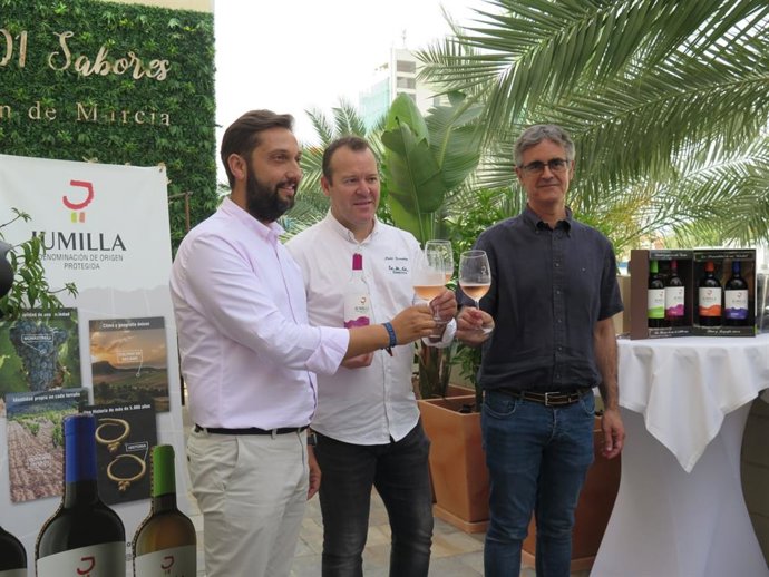 El director del Itrem, Juan Francisco Martínez (i), Pablo González-Conejero, chef de Cabaña-Buenavista , y Silvano García, presidente del Consejo Regulador de la DOP Vinos de Jumilla