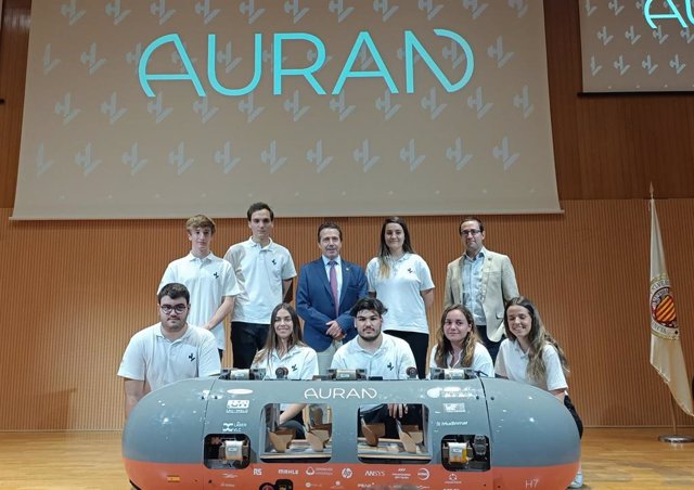 El rector de la UPV, José E. Capilla, junto al equipo Hyperloop UPV con su nuevo prototipo Auran, un nuevo vehículo capaz de levitar para desplazarse.